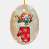 赤い雪片ミトンがクリスマスグーディーと共に セラミックオーナメント (正面)