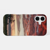 赤い雲の夕焼けの木 緑の野原 iPhone 16ケース (裏面横)