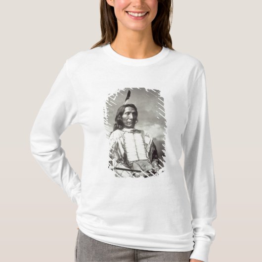 赤い雲の責任者(1822-1909年) 1880年(b/wの写真) tシャツ (正面)