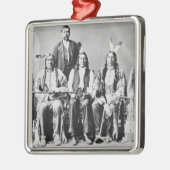 赤い雲(1822年によって導かれるスー族の責任者の委任 メタルオーナメント (左)