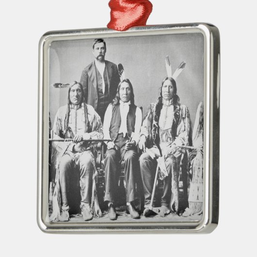 赤い雲(1822年によって導かれるスー族の責任者の委任 メタルオーナメント (左)