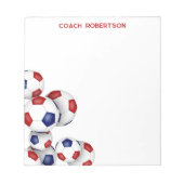 赤い青いサッカーボールのアクセント名前をカスタムする ノートパッド (正面)