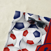 赤い青いサッカーボールのパタパーソナライズされたーン名 ビーチタオル (インサイチュ)