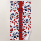 赤い青いサッカーボールのパタパーソナライズされたーン名 ビーチタオル (正面)