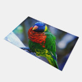 赤い青い緑の黄色い鳥のクローズアップ写真モダン ドアマット (アングル)