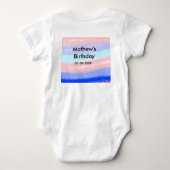 赤い青のアメリカ人の男の子の誕生日の追加の名前の日付 ベビーボディスーツ (裏面)