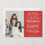赤い非常に陽気なクリスマスフォト シーズンカード<br><div class="desc">タイポグラフィで撮影した写真ホリデーカードに「クリスマスと新年の喜びをお祈り申し上げます」という言葉が添えられている。</div>