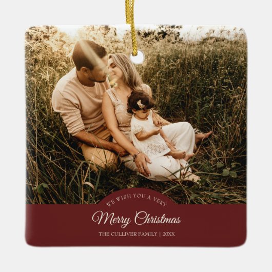 赤い非常に陽気なクリスマス家族の写真 セラミックオーナメント (正面)