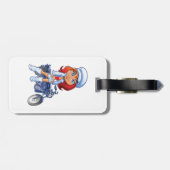 赤い髪とバイクを持つサッシーバイクもしくは自転車に乗る人ガール ラゲッジタグ (裏面横)