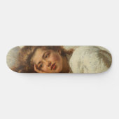 赤い髪のベッドに横たわる美しい少女 スケートボード (横)