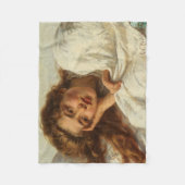 赤い髪のベッドに横たわる美しい少女 フリースブランケット (正面)