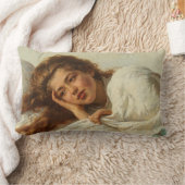 赤い髪のベッドに横たわる美しい少女 ランバークッション (ブランケット)