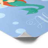 赤い髪の美しい人魚が海で泳ぐ ポスター (角)