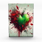 赤い鮮やかハートが散乱した緑の花びら フォトブロック (正面)