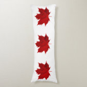 赤い鮮やかメープルリーフ ボディピロー (正面縦)