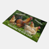 赤い鶏と鶏が「我々の巣へようこそ」 ドアマット (アングル)