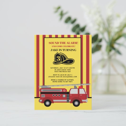 赤い黄ストライプの色の消防車の子供の3歳の誕生日 ポストカード (スタンド正面)