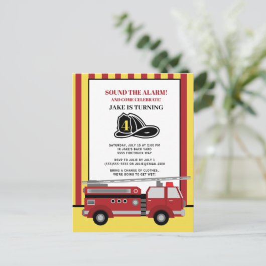 赤い黄ストライプの色の消防車の子供の4歳の誕生日 ポストカード (スタンド正面)