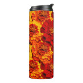 赤い黄色とオレンジのマリゴールドのメドレー タンブラー (回転左)