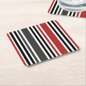 赤い黒いグレーの垂直ストライプ線パターン スクエアペーパーコースター (アングル)