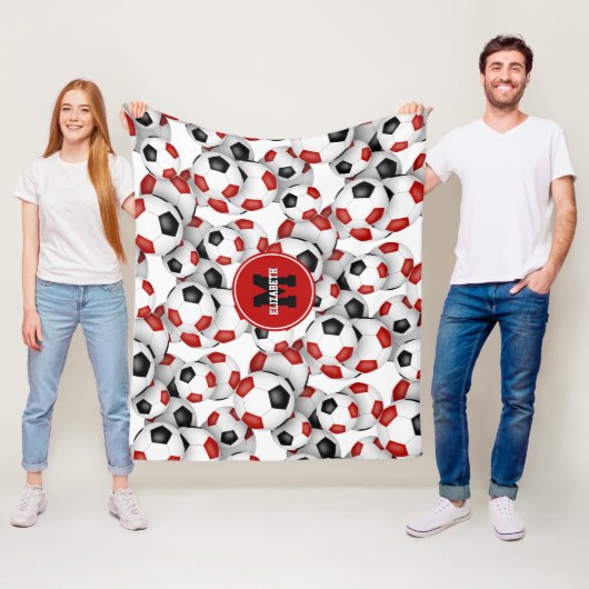 赤い黒いサッカーボールのチームカラーモノグラムの フリースブランケット (インサイチュ)