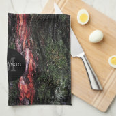 赤い黒い木のモッシーな木の樹皮モノグラム キッチンタオル (四つ折り)