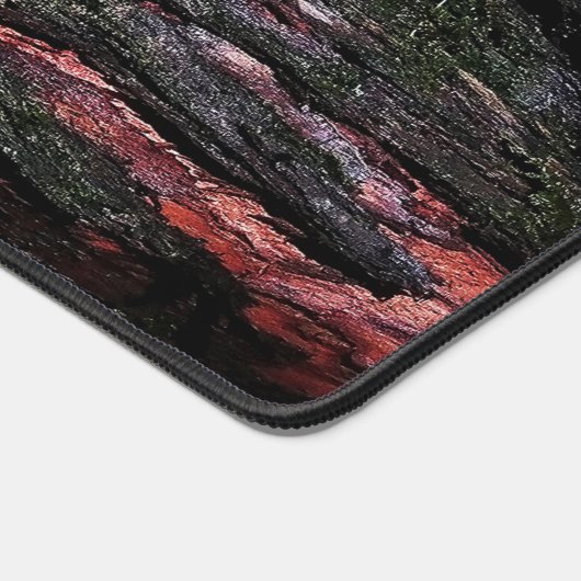 赤い黒い木のモッシーな木の樹皮モノグラム デスクマット (コーナー)