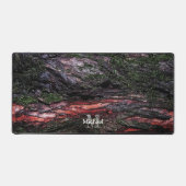 赤い黒い木のモッシーな木の樹皮モノグラム デスクマット (正面)