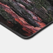 赤い黒い木の苔のような木の樹皮 デスクマット (コーナー)