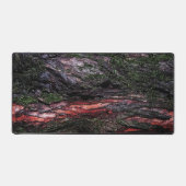 赤い黒い木の苔のような木の樹皮 デスクマット (正面)