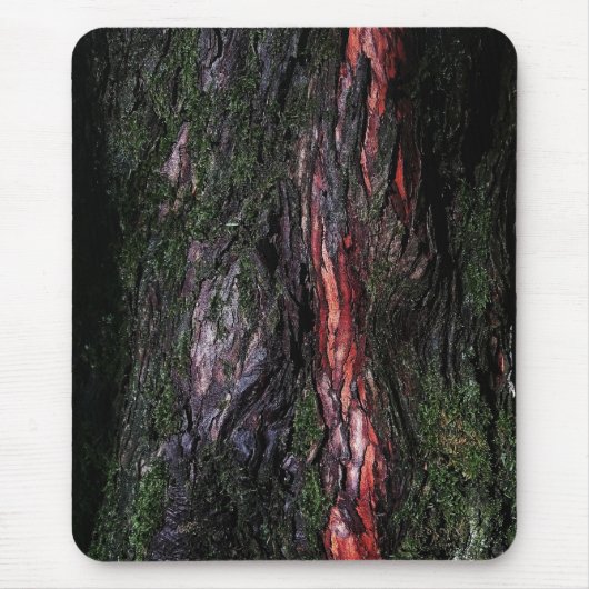 赤い黒い木の苔のような木の樹皮 マウスパッド (正面)