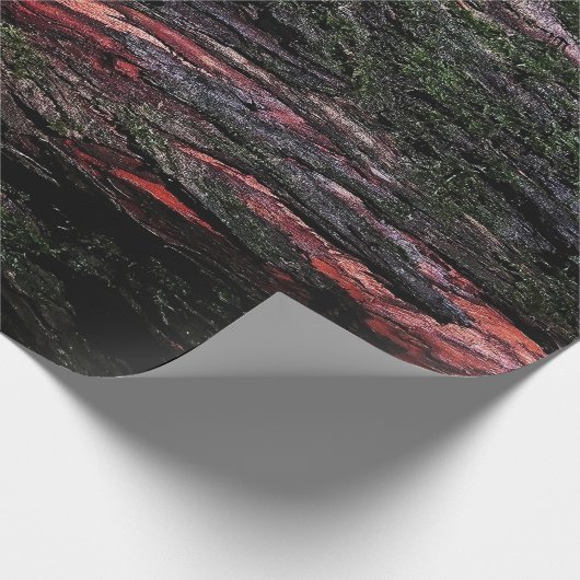 赤い黒い木の苔のような木の樹皮 ラッピングペーパー (角)