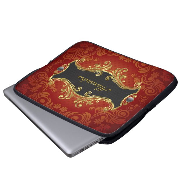 赤い黒と金ゴールドトーンのヴィンテージ渦巻き – モノグラム ラップトップスリーブ (正面下部)
