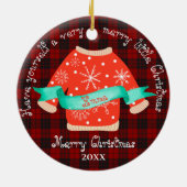 赤い黒の格子模様の醜いセーター可愛いメリークリスマス セラミックオーナメント (裏面)