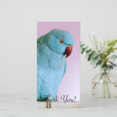 赤い鼻を持つ青いインドのリングのネックのインコ サンキューカード (スタンド正面)