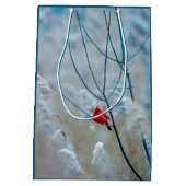 赤い（鳥）ショウジョウコウカンチョウの冬の自然写真クリスマス ミディアムペーパーバッグ (裏面)