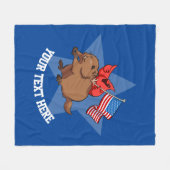 赤い（鳥）ショウジョウコウカンチョウの鳥で、グラウンドホッグにアメリカ国旗を掲げる フリースブランケット (正面(横))