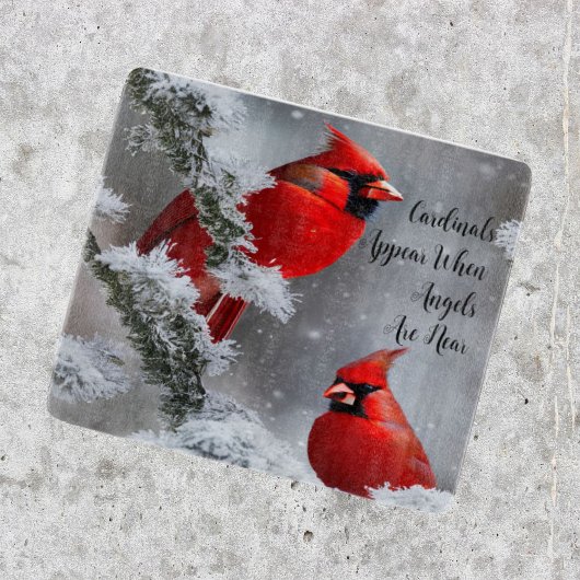 赤い(鳥)ショウジョウコウカンチョウの鳥の天使が板の近くにいる カッティングボード