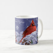 赤い（鳥）ショウジョウコウカンチョウは、積雪に覆われたトウヒの先端に寄り添っていた コーヒーマグカップ (正面右)