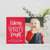 赤い「Baking Spirits Bright」フォト シーズンカード (スタンド正面)