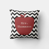 赤いAppleのシェブロンの黒い及び白人の先生 クッション (正面)