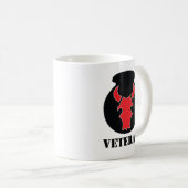 赤いBullの退役軍人のマグ コーヒーマグカップ (正面右)