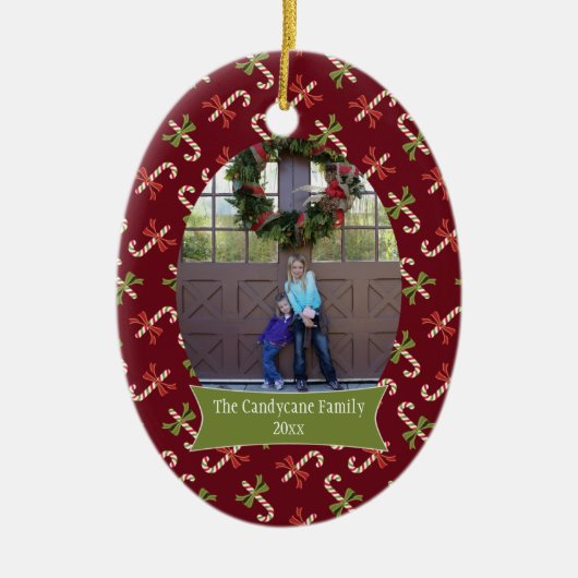 赤いcandycanesのクリスマスの休日の写真のオーナメント セラミックオーナメント (正面)