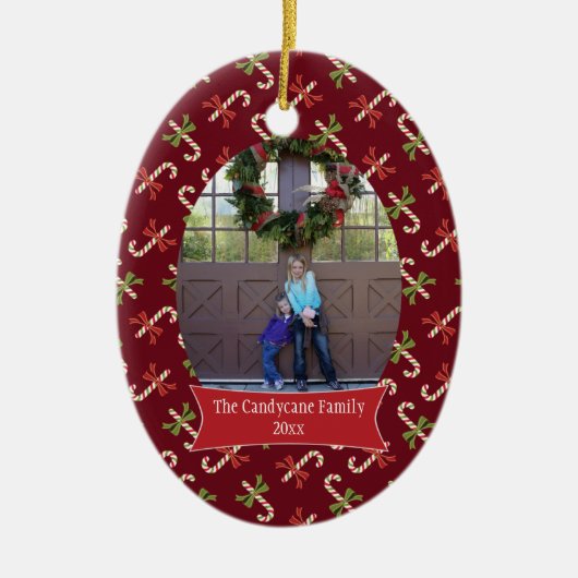 赤いcandycanesのクリスマスの休日の写真のオーナメント セラミックオーナメント (正面)
