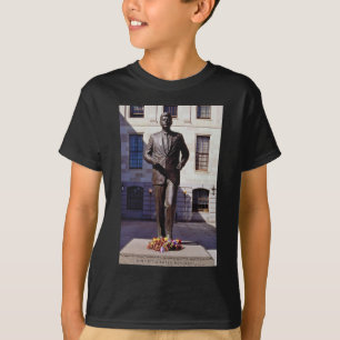 赤いJohn F Kennedyの彫像の花 Tシャツ