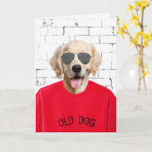 赤いtシャツの誕生日ゴールデンレトリバー カード (黄色い花)