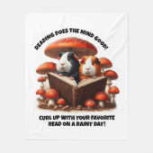 赤おもしろいい読キノコの下のモルモット フリースブランケット (正面)