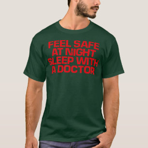 赤おもしろいことわざ感じはDで寝ても安全 Tシャツ