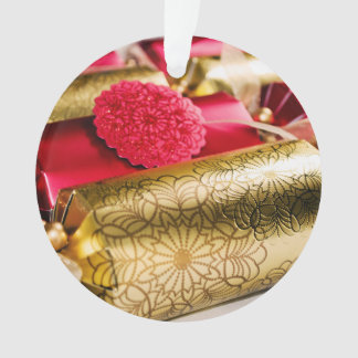 赤および金ゴールドのクリスマスのクラッカー オーナメント