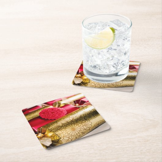 赤および金ゴールドのクリスマスのクラッカー スクエアペーパーコースター (インサイチュ)